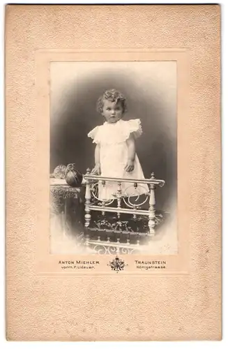 Fotografie Anton Miehler, Traunstein, Königstr., Kleines Mädchen im weissen Kleid