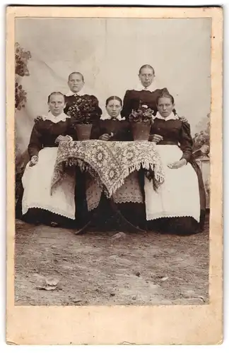 Fotografie unbekannter Fotograf und Ort, Fünf bürgerliche Damen in Kleidern am Tisch