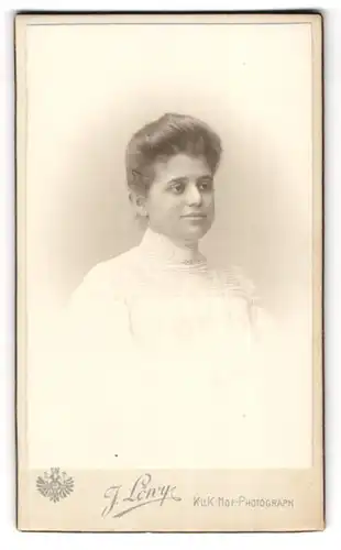 Fotografie J. Löwy, Wien, Weihburggasse 3, Portrait junge glückliche Dame im weissen Kleid