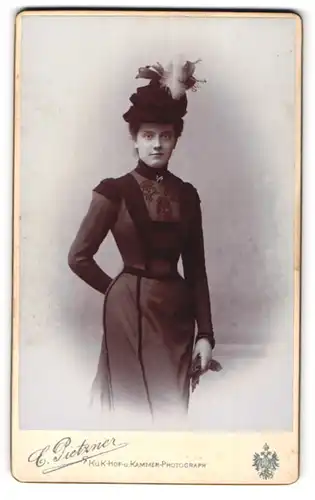 Fotografie C. Pietzner, Wien, Mariahilferstrasse 3, hübsche junge Dame trägt modischen Hut