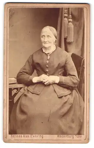 Fotografie Hermes Alexander Wenning, Wasserburg / Inn, Marienplatz, Portrait betagte Dame im Sonntagskleid