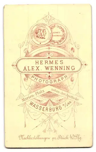 Fotografie Hermes Alexander Wenning, Wasserburg / Inn, Marienplatz, Portrait betagte Dame im Sonntagskleid