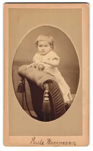 Fotografie Carl Hempel, Pössneck, Oberer Graben 428, kleines Mädchen mit balle auf Sessel spielend