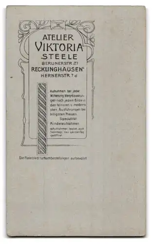 Fotografie Atelier Viktoria, Steele, Berlinerstr. 27, Bürgerliche Dame in karierter Bluse mit Zeitung