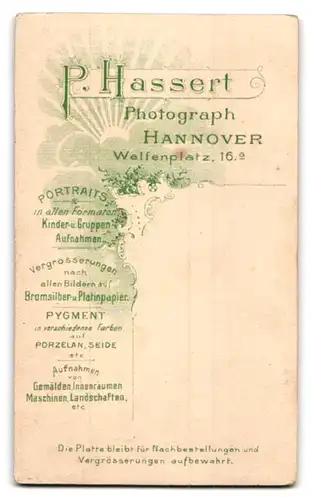 Fotografie P. Hassert, Hannover, Welfenplatz 16 a, Junger Mann im Anzug mit Krawatte