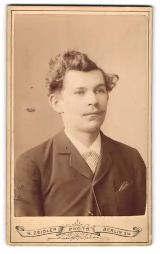 Fotografie H. Zeidler, Berlin-SW, Jerusalemerstr. 59, Junger Herr im Anzug mit Krawatte