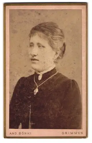Fotografie Andreas Bönki, Grimmen, Lange-Str. 264, Junge Dame mit Amulett