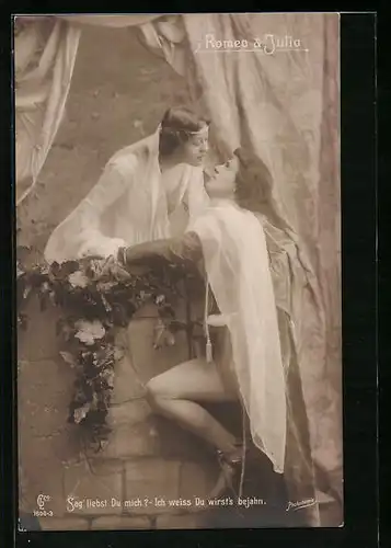 AK William Shakespeare`s Romeo und Julia mit sich annährenden Lippen
