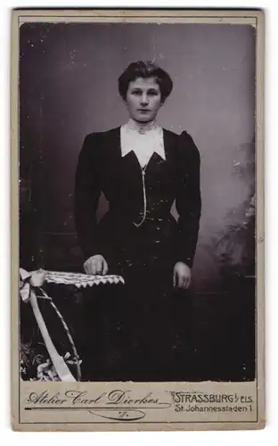 Fotografie Carl Dierkes, Strassburg i /Els., St. Johannesstaden 1, Junge Dame im modischen Kleid