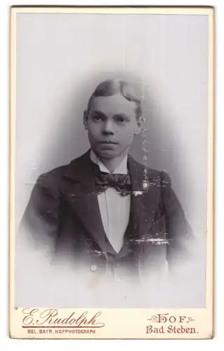 Fotografie E. Rudolph, Hof, Lorenzstr. 3, Junger Herr im Anzug mit Fliege