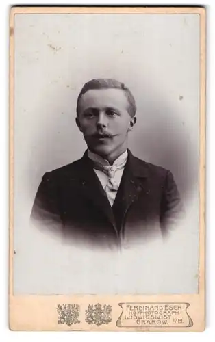 Fotografie Ferdinand Esch, Grabow i /M., Eleganter Herr mit Zwirbelbart