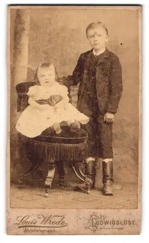 Fotografie Louis Wrede, Ludwigslust, Schweriner Str. 26-28, Halbwüchsiger Knabe im Anzug mit kleinem Mädchen