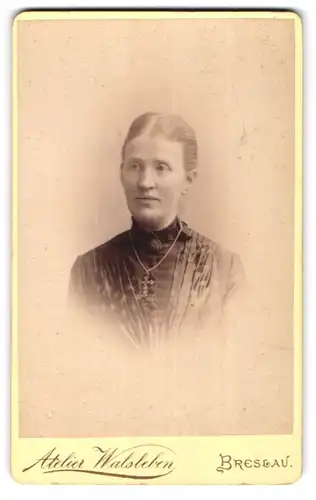 Fotografie E. Walsleben, Breslau, Zwingerstr. 24, Junge Dame mit Kragenbrosche und Kreuzkette