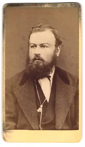 Fotografie unbekannter Fotograf und Ort, Bürgerlicher Herr mit Backenbart