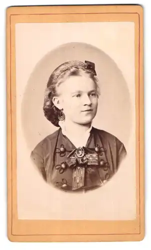 Fotografie F. Herzing & Co., Traunstein, Scheicherkellerstr. Junge Dame mit Haarnetz und Ohrringen