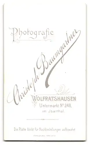 Fotografie Christoph Baumgartner, Wolfratshausen, Untermarkt 248, Bürgerliche Dame im Kleid mit Kragenbrosche