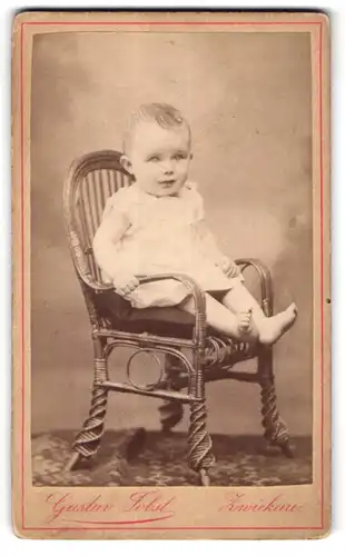 Fotografie Gustav Jobst, Zwickau, Äussere Schneebergerstr., Süsses Kleinkind im Hemd mit nackigen Füssen
