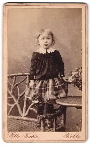 Fotografie Otto Faehte, Görlitz, Grüner Graben 29, Kleines Mädchen in hübscher Kleidung