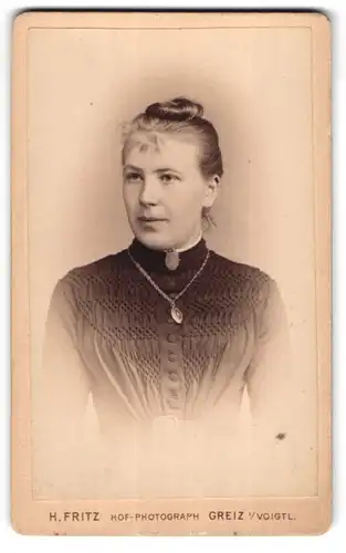 Fotografie Heinr. Fritz, Greiz, Weststr. 6, Junge Dame mit Kragenbrosche und Amulett