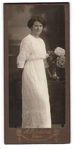 Fotografie A. Reinhardt, Wien, Junge Frau im langen weissen Kleid