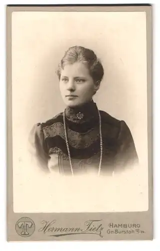 Fotografie Hermann Tietz, Hamburg, Grosse Burstah 12 /14, Junge Frau mit Perlenkette