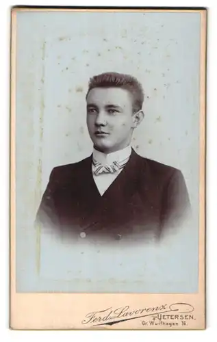 Fotografie Ferd. Lavorenz, Uetersen, Gr. Wulfhagen 16, Junger Mann mit Bürstenschnitt und gestreifter Fliege
