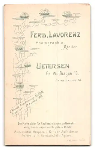 Fotografie Ferd. Lavorenz, Uetersen, Gr. Wulfhagen 16, Junger Mann mit Bürstenschnitt und gestreifter Fliege