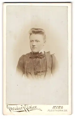 Fotografie Theodor Kähler, Kiel, Fleethörn 29, Junge Frau in Kostüm mit Schleife