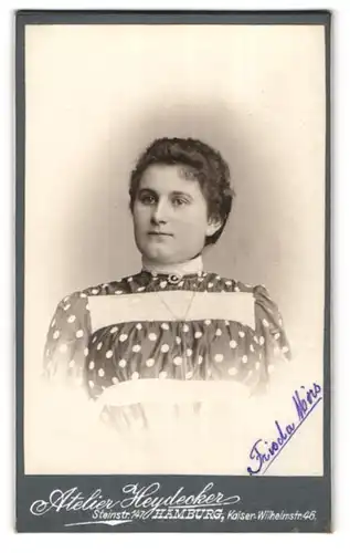 Fotografie Ottmar Heydecker, Hamburg, Steinstrasse 147, Junge Frau in gepunktetem Kleid
