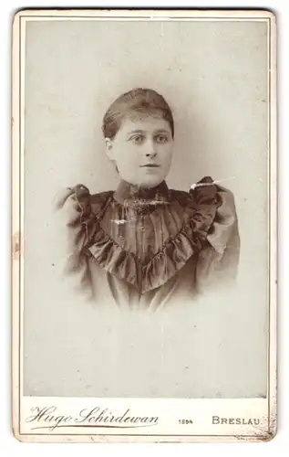 Fotografie Hugo Schirdewan, Breslau, Schweidnitzerstrasse 51, Junge Frau in Rüschenkleid