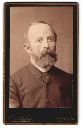 Fotografie E. Steffen, Altena i. W., Bürgerlicher mit Vollbart und wenig Haupthaar