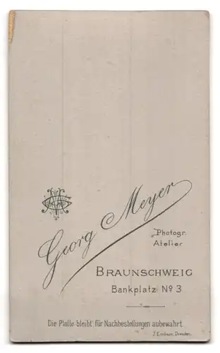Fotografie Georg Meyer, Braunschweig, Bankplatz 3, Junger Mann mit kurzem Bürstenschnitt in Anzug und Krawatte