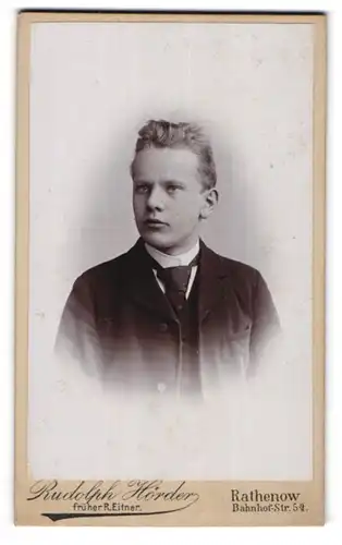 Fotografie Rudolph Hörder, Rathenow, Bahnhof-Strasse 5a, Junger Mann mit widerspenstigen Haaren im Dreiteiler