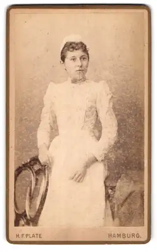 Fotografie H. F. Plate, Hamburg, Grosse Bleichen 46, Junge Frau in weissem Kleid mit Puffärmeln
