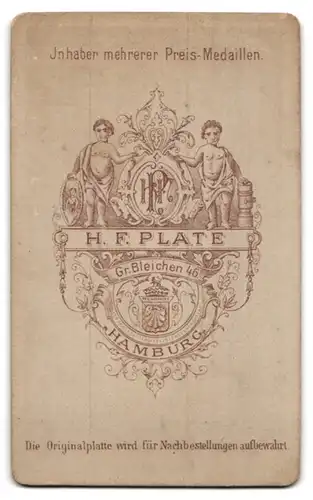 Fotografie H. F. Plate, Hamburg, Grosse Bleichen 46, Junge Frau in weissem Kleid mit Puffärmeln