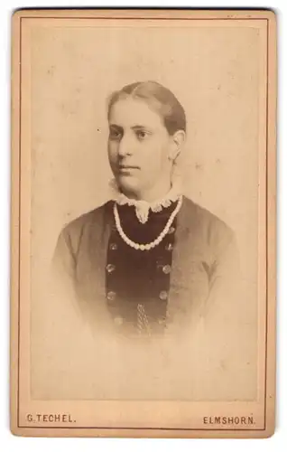 Fotografie G. Techel, Elmshorn, Junge Frau mit Spitzenkragen und Perlenkette