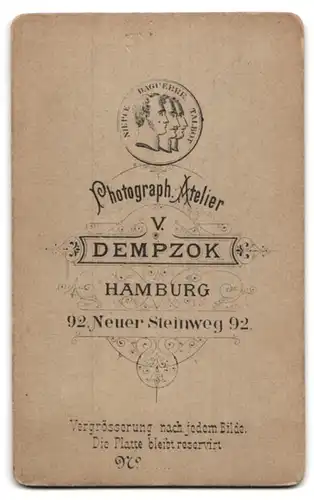 Fotografie V. Dempzok, Hamburg, Neuer Steinweg 92, Frau mit Duttfrisur und Medaillon