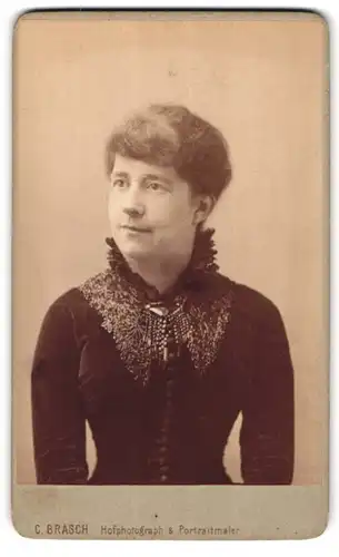 Fotografie C. Brasch, Berlin W., Wilhelm-Strasse 57-58, Frau in engem taillierten Kleid mit hohem Kragen