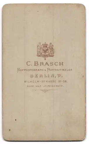 Fotografie C. Brasch, Berlin W., Wilhelm-Strasse 57-58, Frau in engem taillierten Kleid mit hohem Kragen
