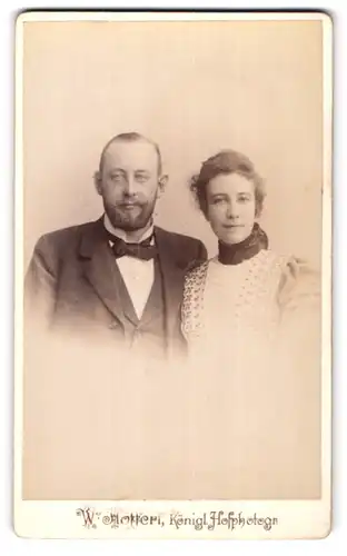 Fotografie W. Hoffert, Berlin, Unter den Linden 24, Mann mit Vollbart und junge Frau mit Halstuch