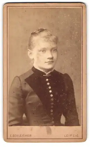Fotografie E. Schleicher, Leipzig, Johannesgasse 29, Sehr junge Frau mit Perlenohrring in tailliertem Kleid