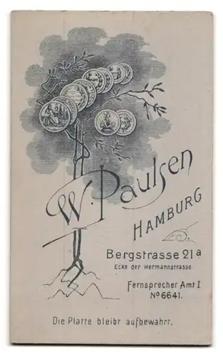 Fotografie W. Paulsen, Hamburg, Bergstrasse 21a, Junger Mann mit Stehkragen und Fliege