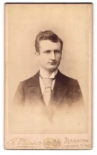Fotografie Theodor Petersen, Hamburg /St. Pauli, Langereihe 4, Junger Mann mit Stehkragen und Krawatte