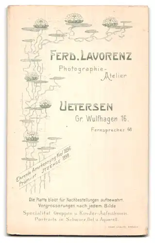 Fotografie Ferd. Lavorenz, Uetersen, Gr. Wulfhagen 16, Ernst blickender junger Mann mit Fliege