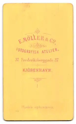 Fotografie E. Möller & Co., Kopenhagen, Frederiksborggade 37, Ältere Frau mit Haube und Brosche