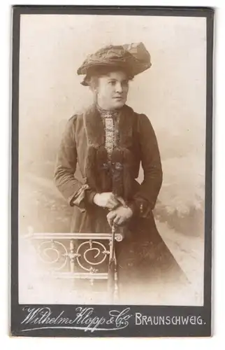 Fotografie Wilhelm Klopp & Co., Braunschweig, Junge Dame mit opulentem Hut und Stockschirm