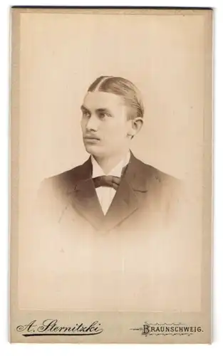 Fotografie A. Sternitzki, Braunschweig, Steinweg 10, Junger Mann mit Oberlippenbärtchen und strengem Scheitel