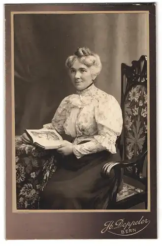 Fotografie H. Deppeler, Bern, Marktgasse 46, Frau mit Steckfrisur und Buch in der Hand