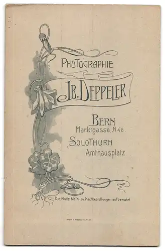 Fotografie H. Deppeler, Bern, Marktgasse 46, Frau mit Steckfrisur und Buch in der Hand