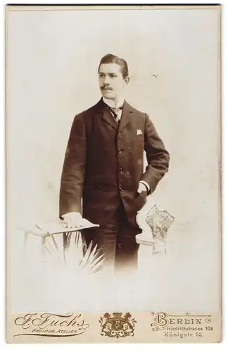 Fotografie J. Fuchs, Berlin, Friedrichstrasse 108, Junger Mann mit Pomadefrisur und Moustache